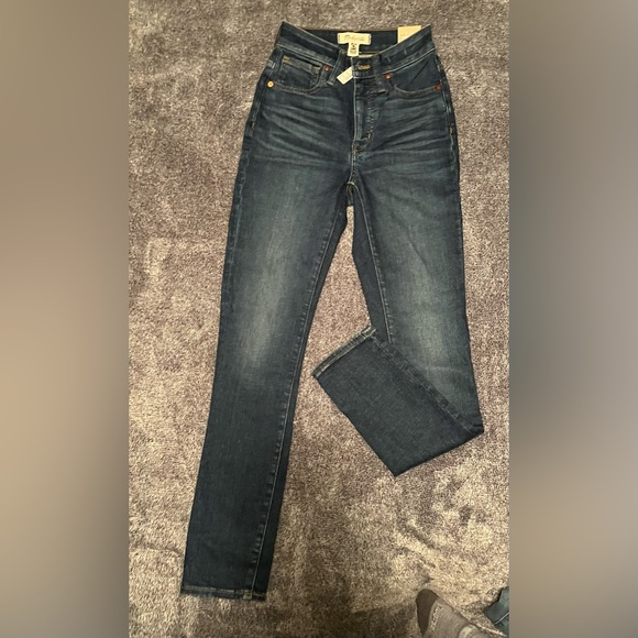 Curvy High-Rise Skinny Jeans in Lanette Wash - Picture 5 of 6